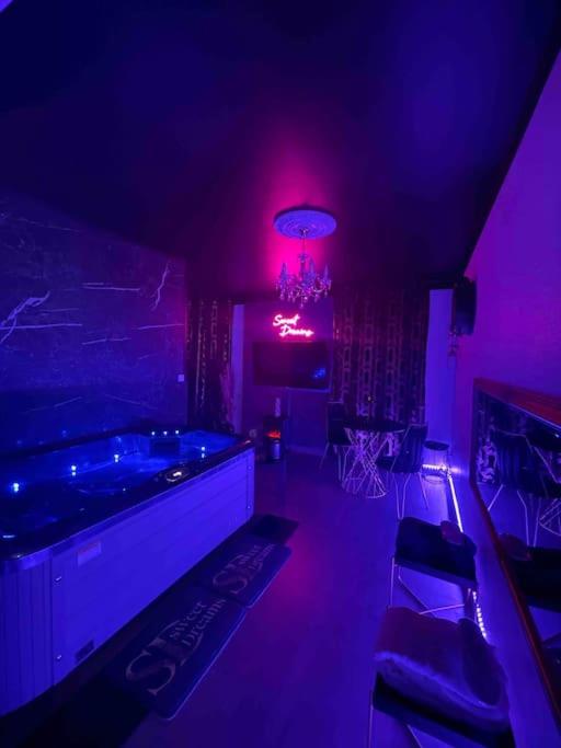 APPARTEMENT AVEC JACUZZI, love room à Stiring-Wendel