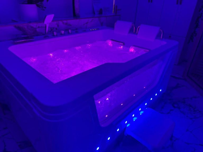 Loveroom de luxe avec jacuzzi sauna vapeur écran 300 cm, love room à Metz